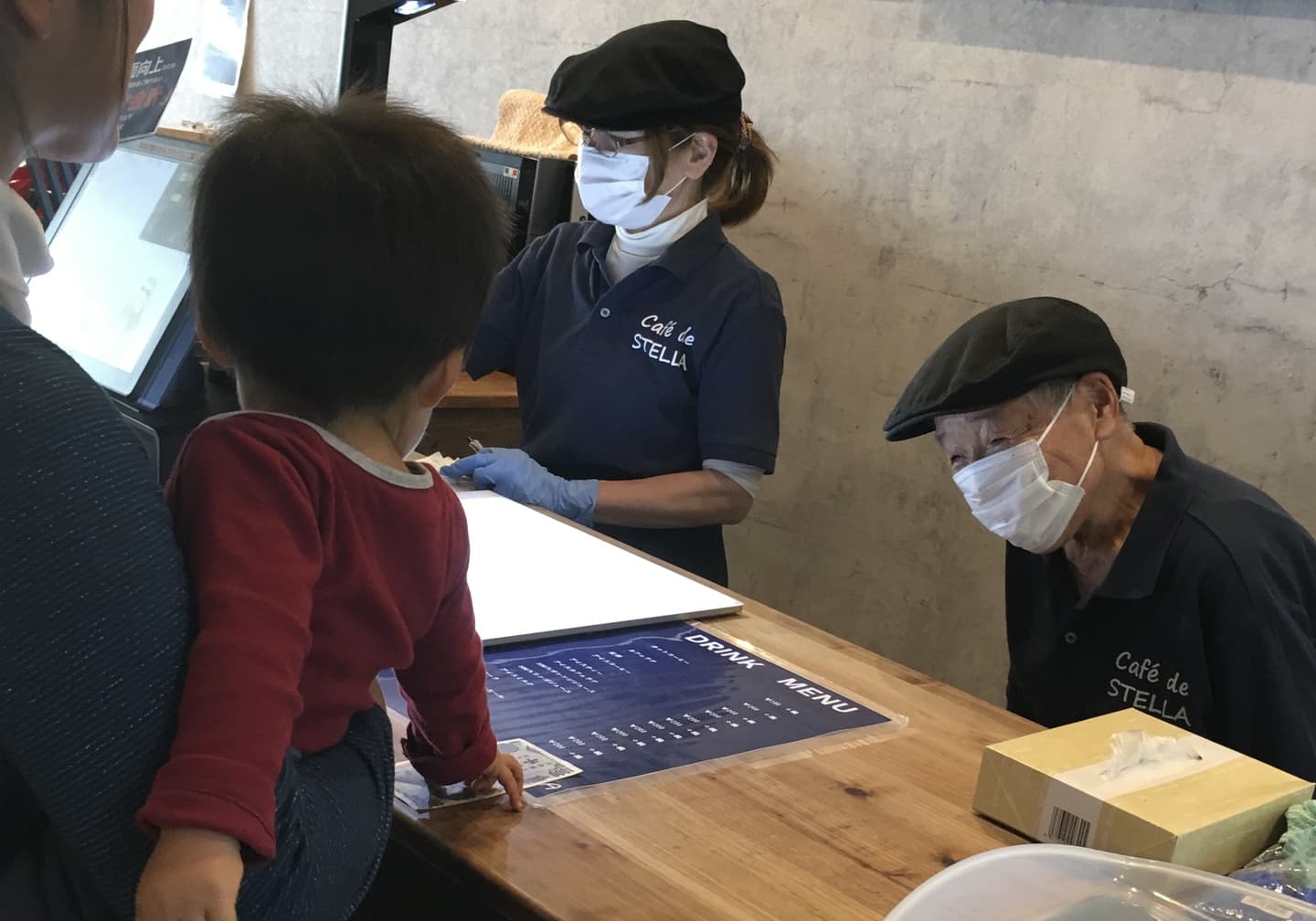 認知症の人が接客している