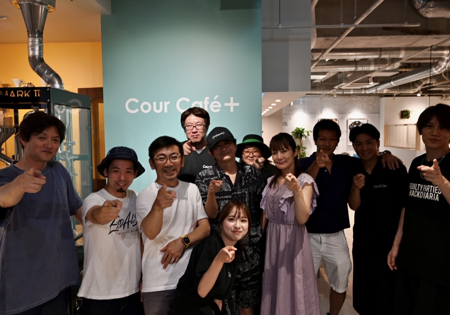 TEAM雷電の選手たちと店舗スタッフ