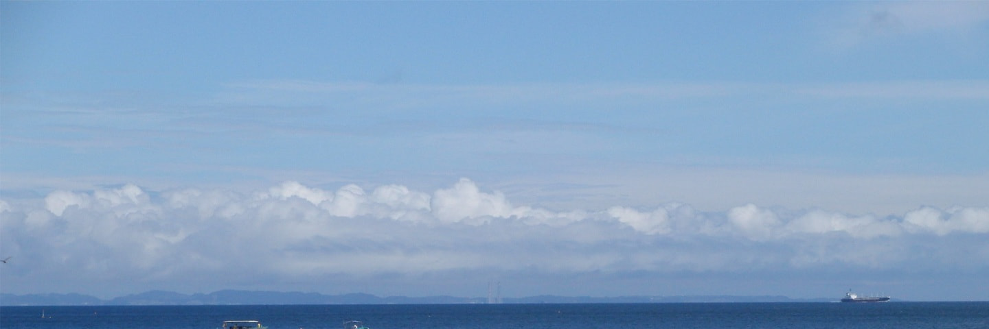 海と空を望む少年