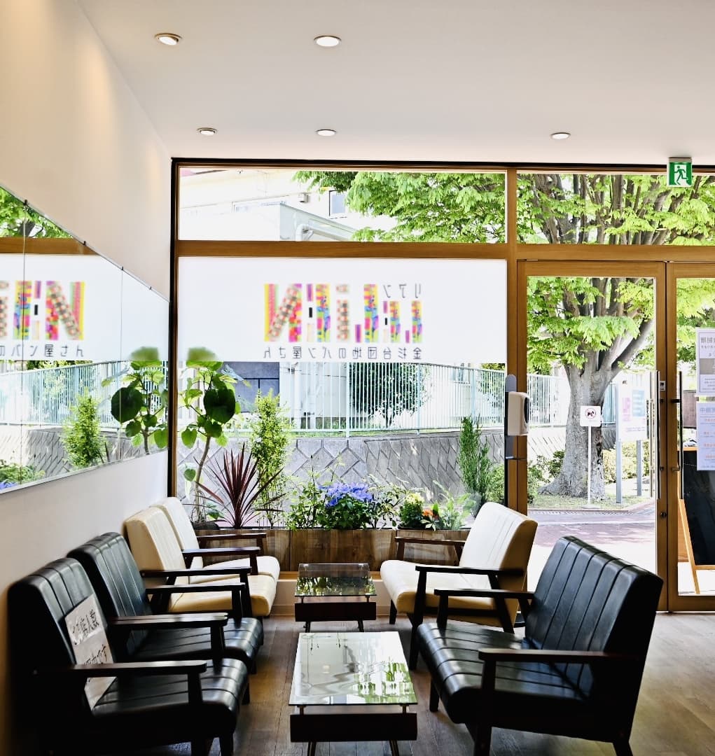 テーブルとチェア緑が映える店内