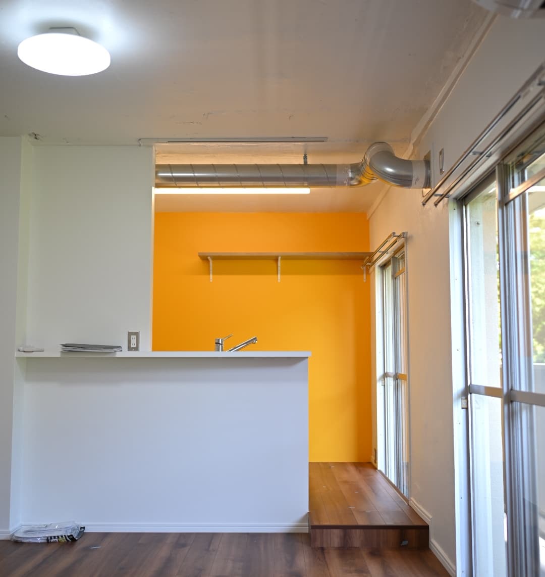 アクセントカラーのイエローが映えるキッチン