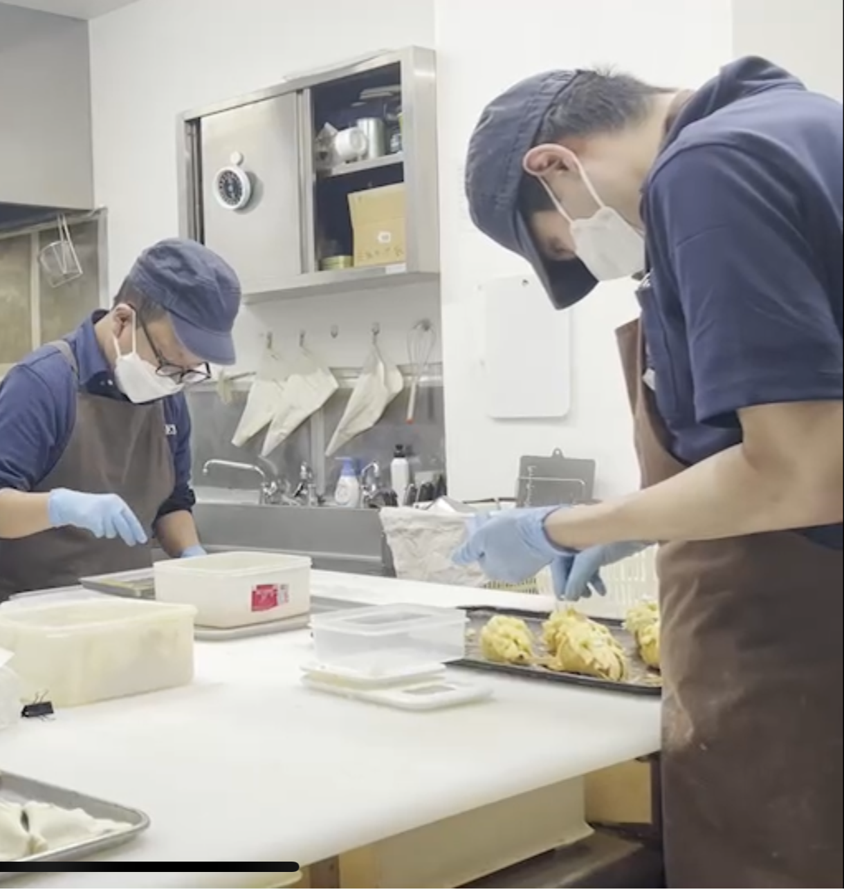 パンを製造している就労継続支援B型スタッフ