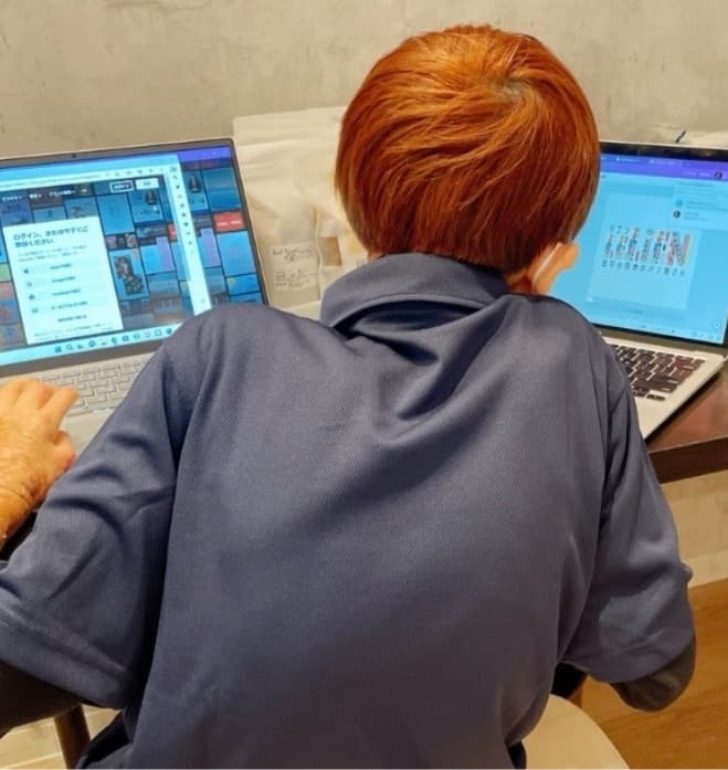 PCで情報発信する就労継続支援B型スタッフ