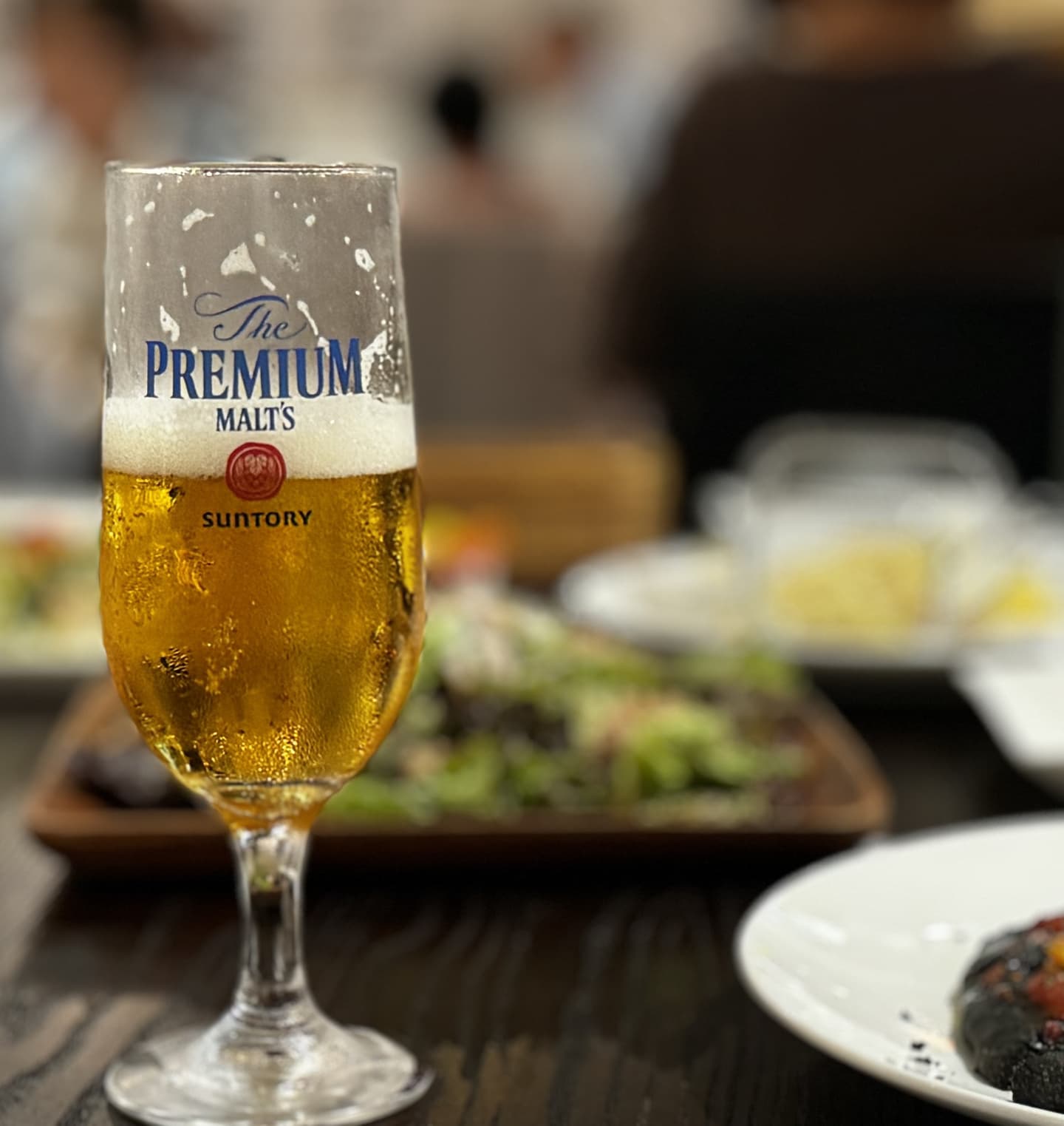 飲みかけのビールが映る宴会風景