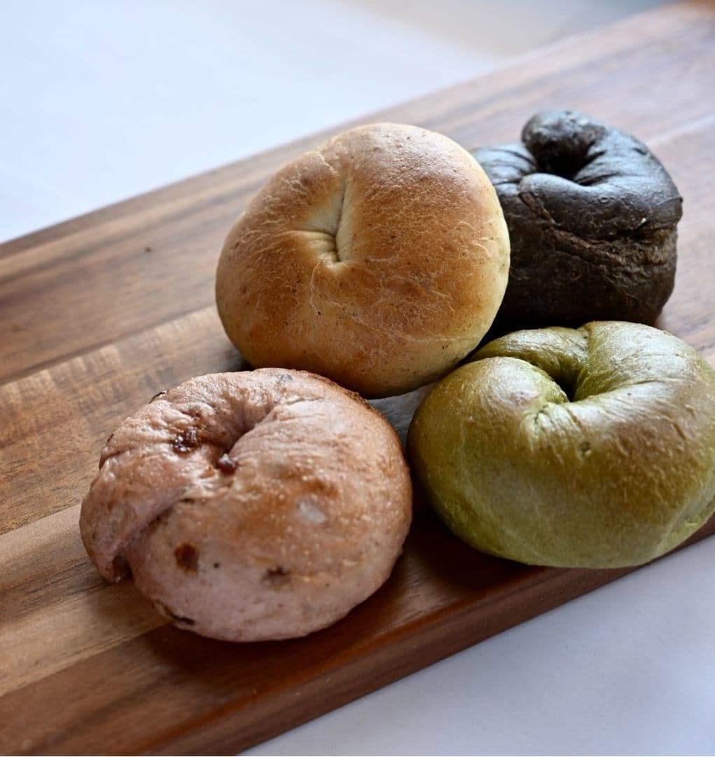 黒い生地の４種類のブラックピザ